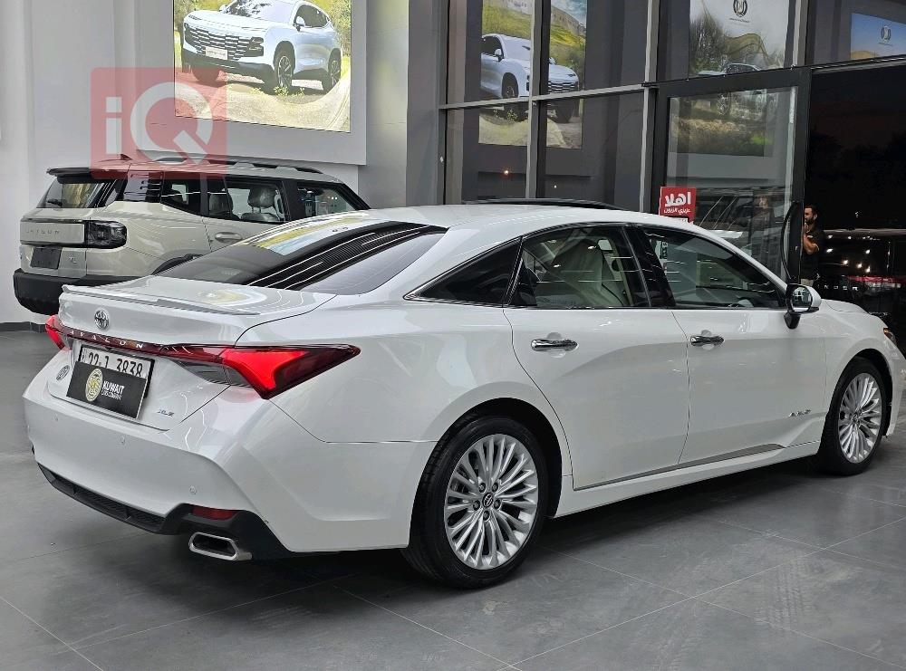 تويوتا أفالون